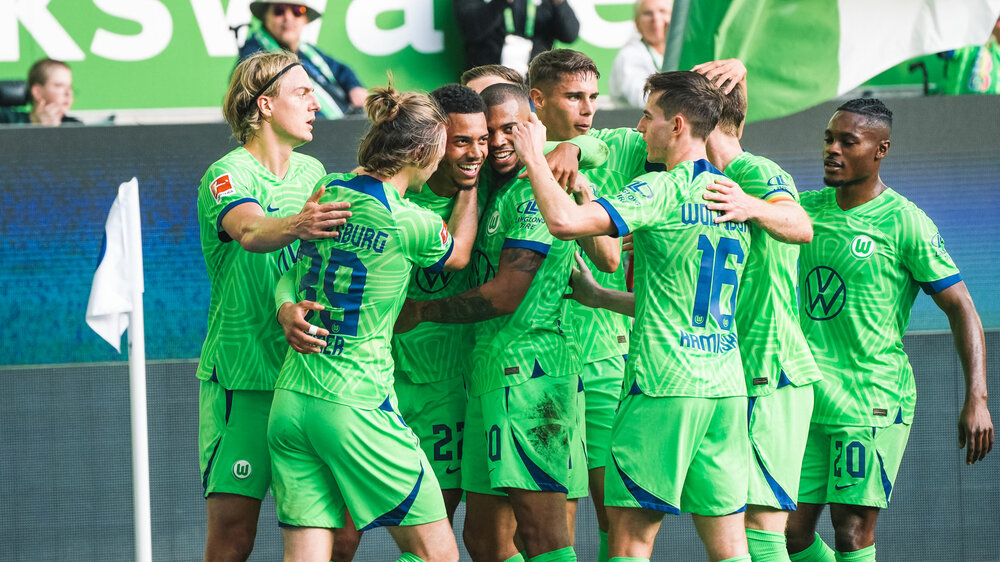 Die VfL Wolfsburg-Spieler jubeln nach einem Tor.