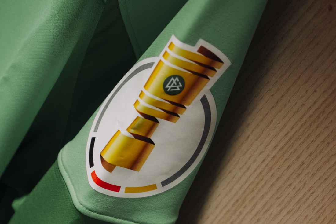 dfb-pokal-sv-stuttgarter-kickers-eintracht-frankfurt-trikot-logo-symbol-73a6