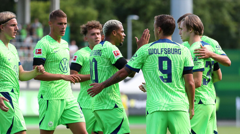 Die Mannschaft des VfL Wolfsburg jubelt nach dem ersten Tor von Patrick Wimmer gegen den Brentford FC.