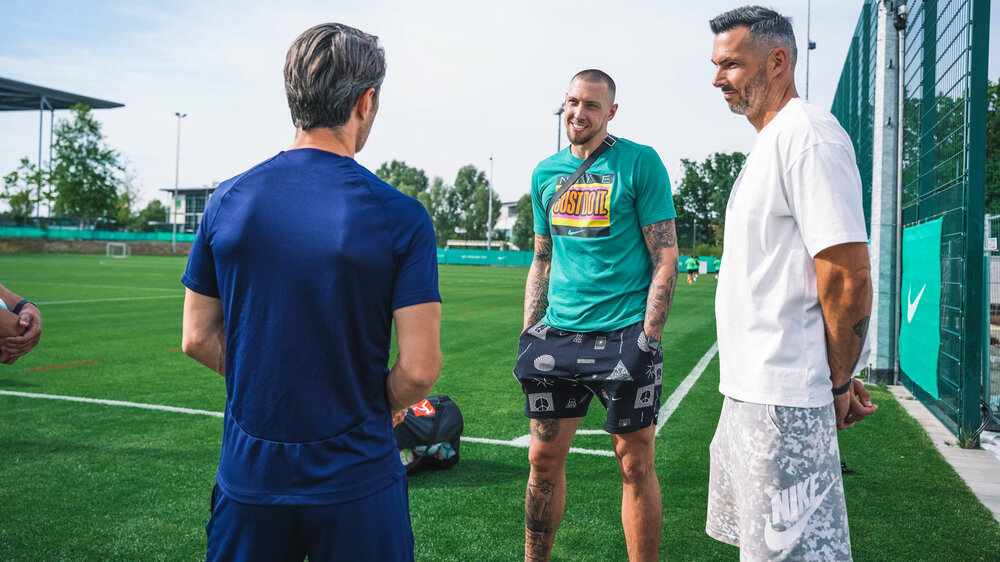 Daniel Theis redet auf dem Trainingsplatz mit VfL Wolfsburg-Trainer Niko Kovac.