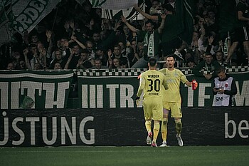 Michael Zetterer during his substitution at the home match against Augsburg in front of the Ostkurve.
