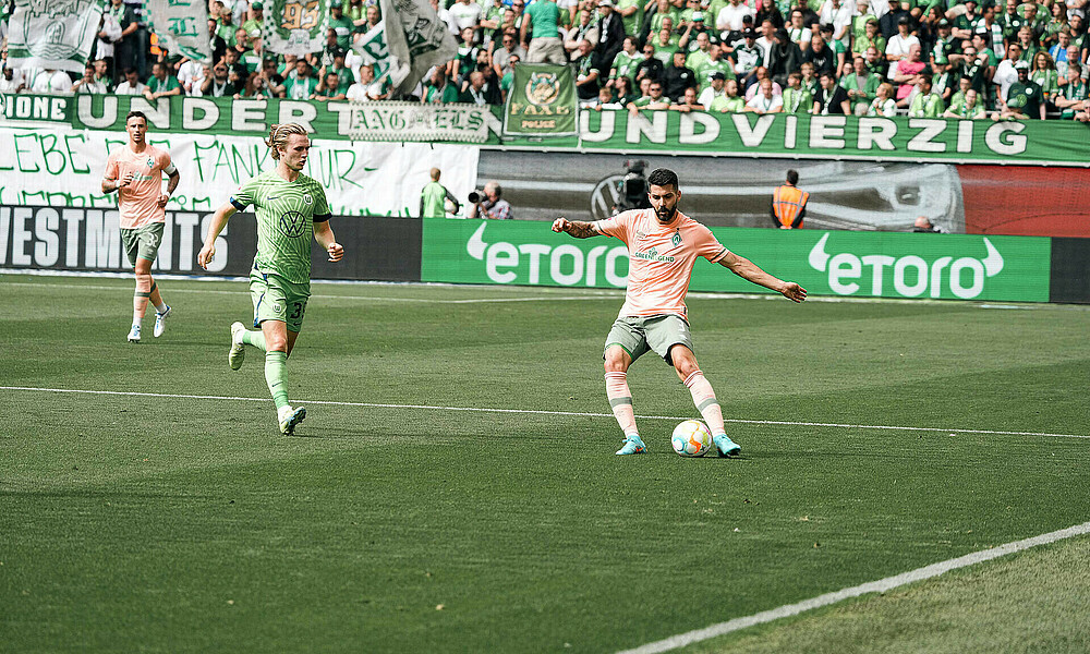 Anthony Jung on the ball against VfL Wolfsburg