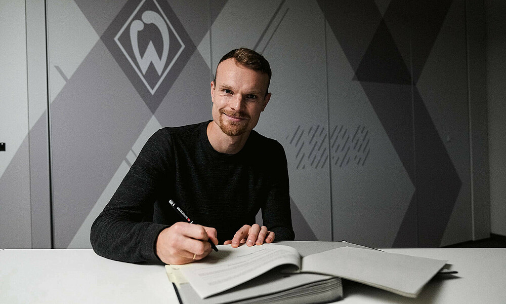 Christian Groß signing his contract extension