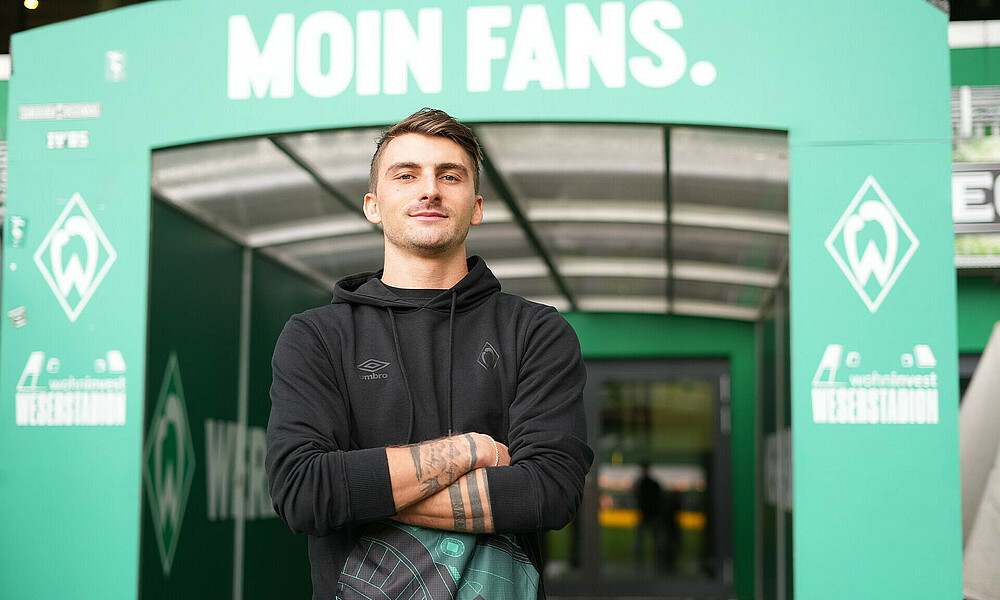 Maximilian Philipp with arms crossed at the wohninvest WESERSTADION.