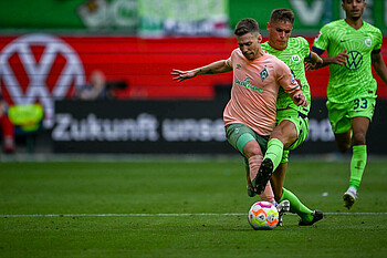 Mitchell Weiser duelling with a Wolfsburg player