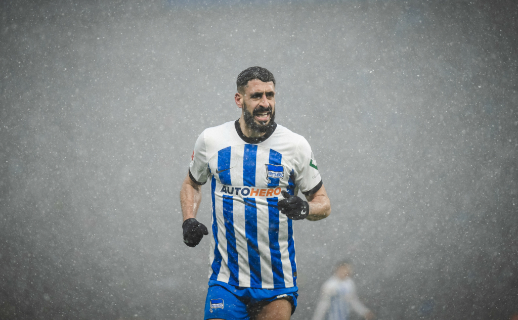 Tolga Ciğerci in the snowfall at the Olympiastadion