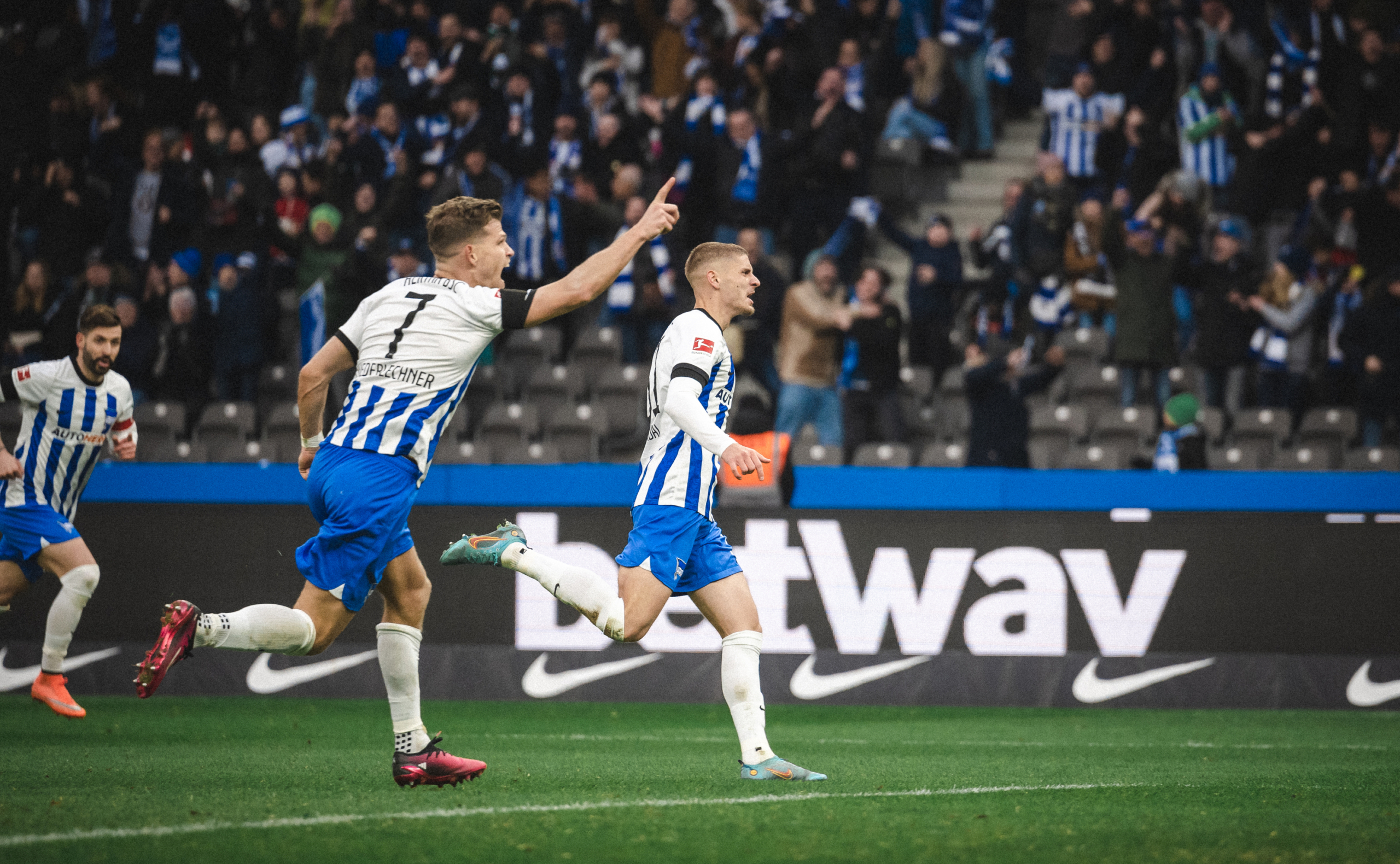 Márton Dárdai and Florian Niederlechner (l) turn away to celebrate.