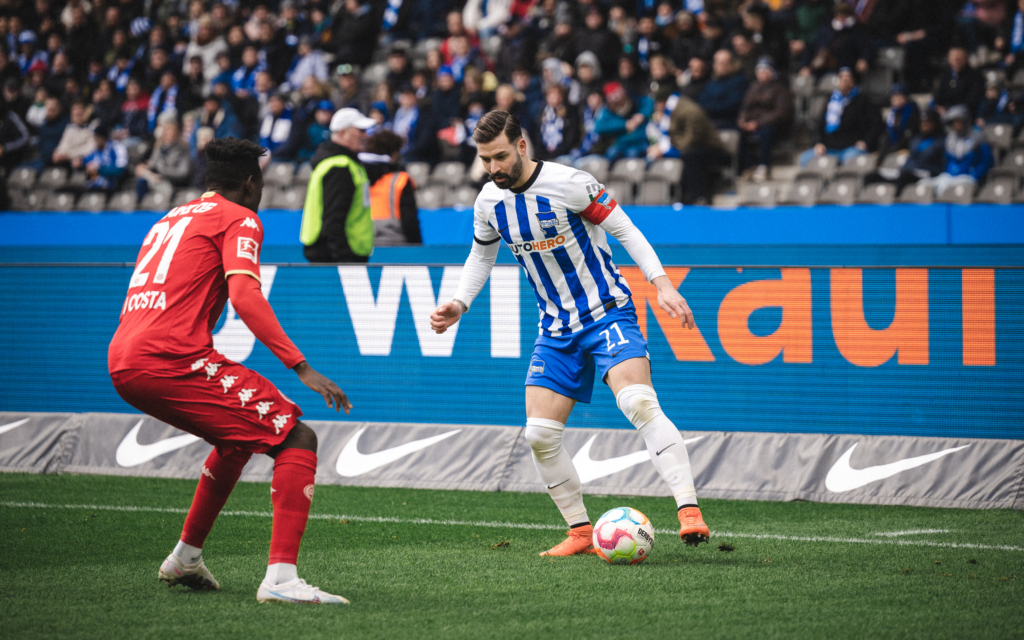 Marvin Plattenhardt with the ball in front of an opponent.