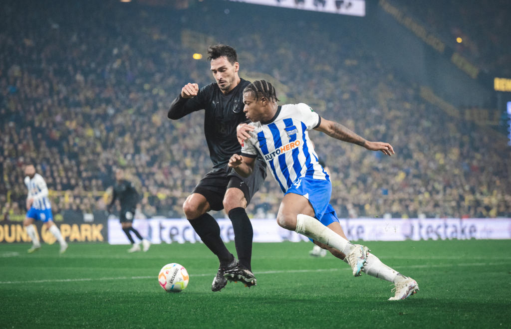 Jessic Ngankam challenges Mats Hummels for the ball.