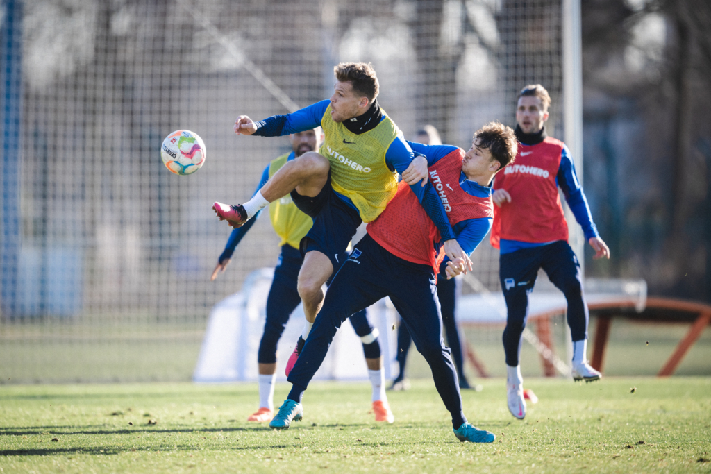 Florian Niederlechner challenges Pascal Klemens for the ball.