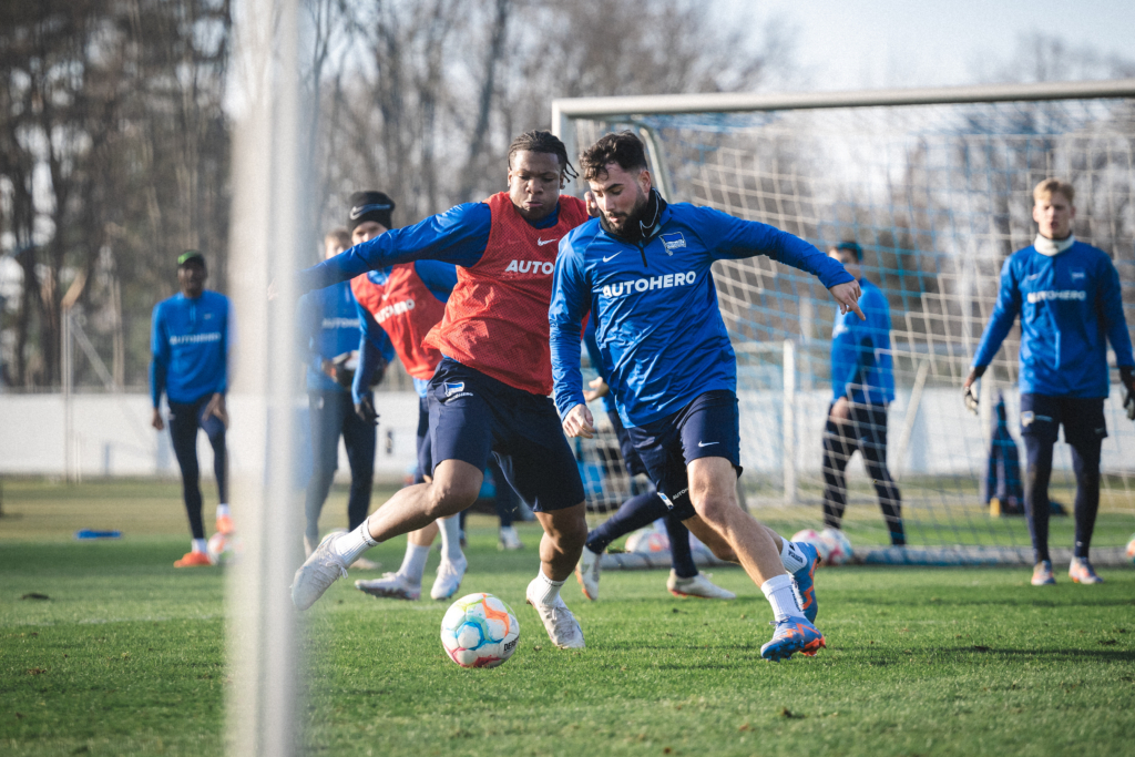 Jessic Ngankam and Marco Richter compete for the ball.