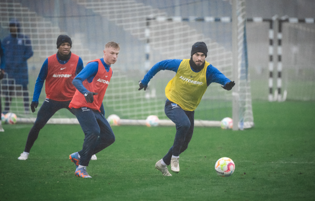 Suat Serdar runs away from Julian Eitschberger.