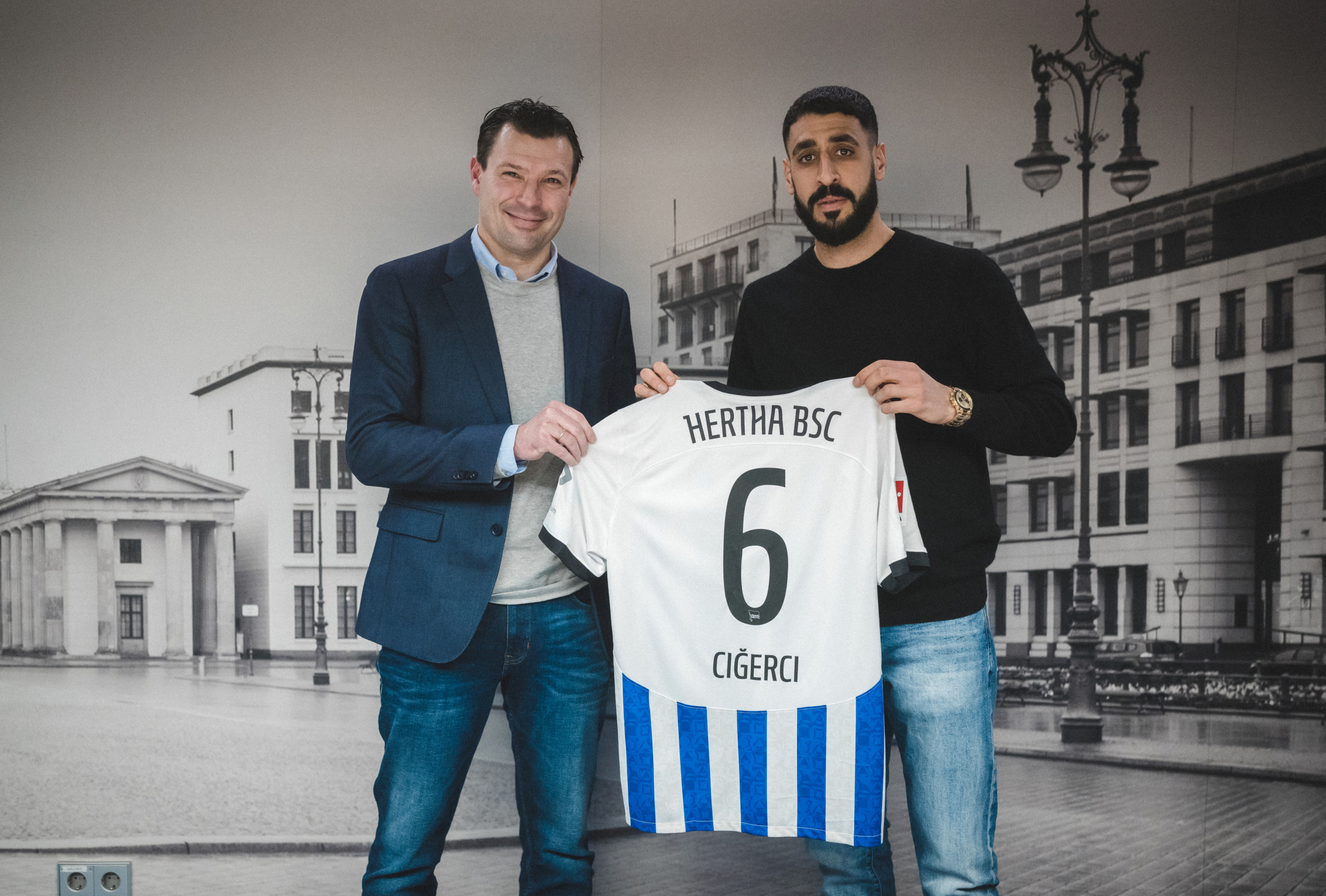Tolga Ciğerci and Benjamin Weber hold up a Hertha shirt
