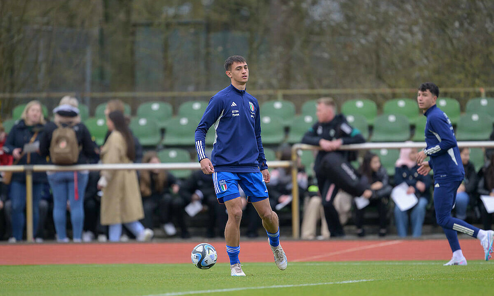 Fabio Chiarodia warming up with Italy.