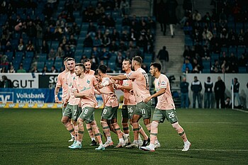 The Werder players celebrate together.