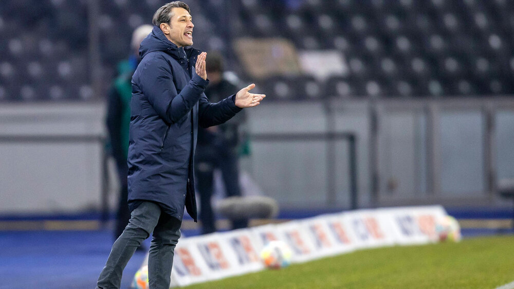 VfL Wolfsburg Cheftrainer Nico Kovac steht an der Seitenlinie und klatscht.