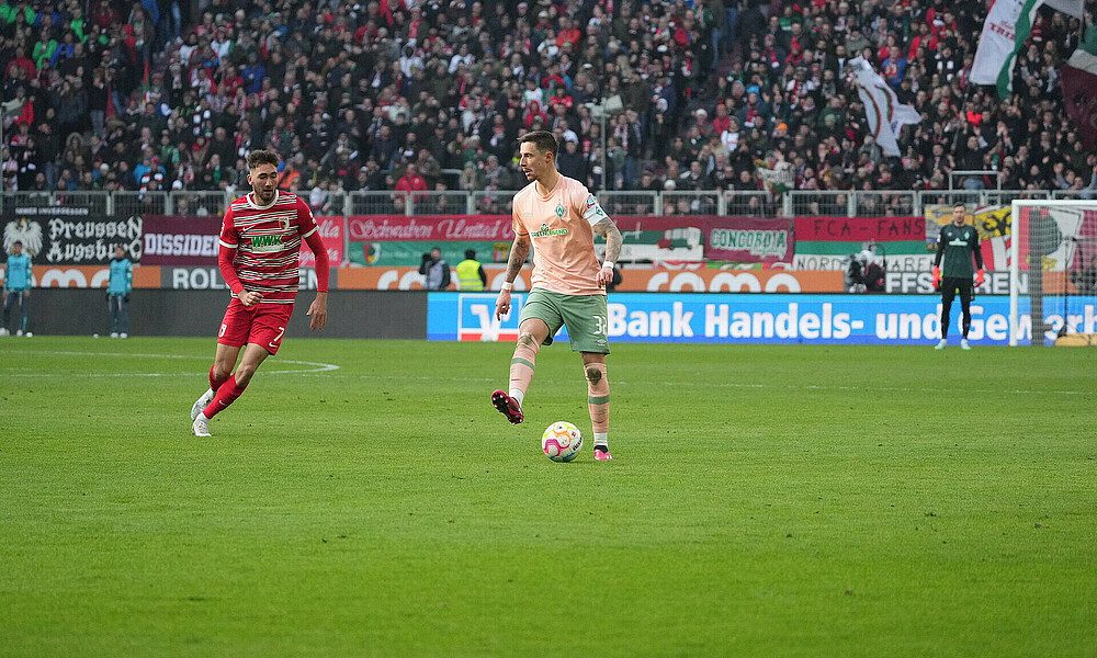 Marco Friedl playing a pass.