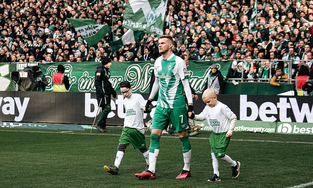 Marvin Ducksch stepping onto the pitch at the wohninvest WESERSTADION.