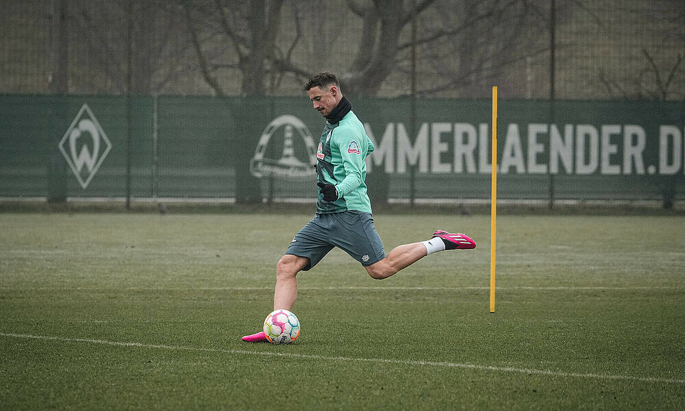 Marco Friedl on the ball on the training pitch.