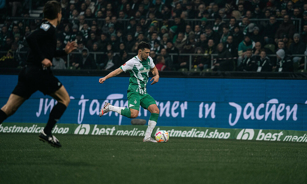 Milos Veljkovic on the ball.