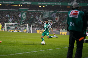 Tony Jung crossing into the oppositions's penalty area