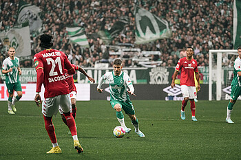 Romano Schmid dribbling in the game against Mainz.