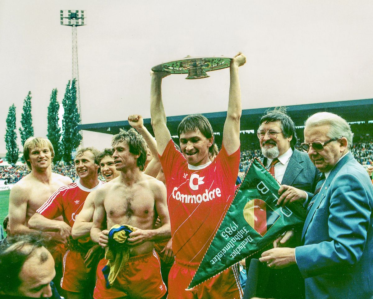 Bayern München Deutscher Fussball-Meister 1985 - hier Klaus Augenthaler mit der “Schüssel” nach 1:0 Sieg über Eintracht Braunschweig im Eintracht Stadion.