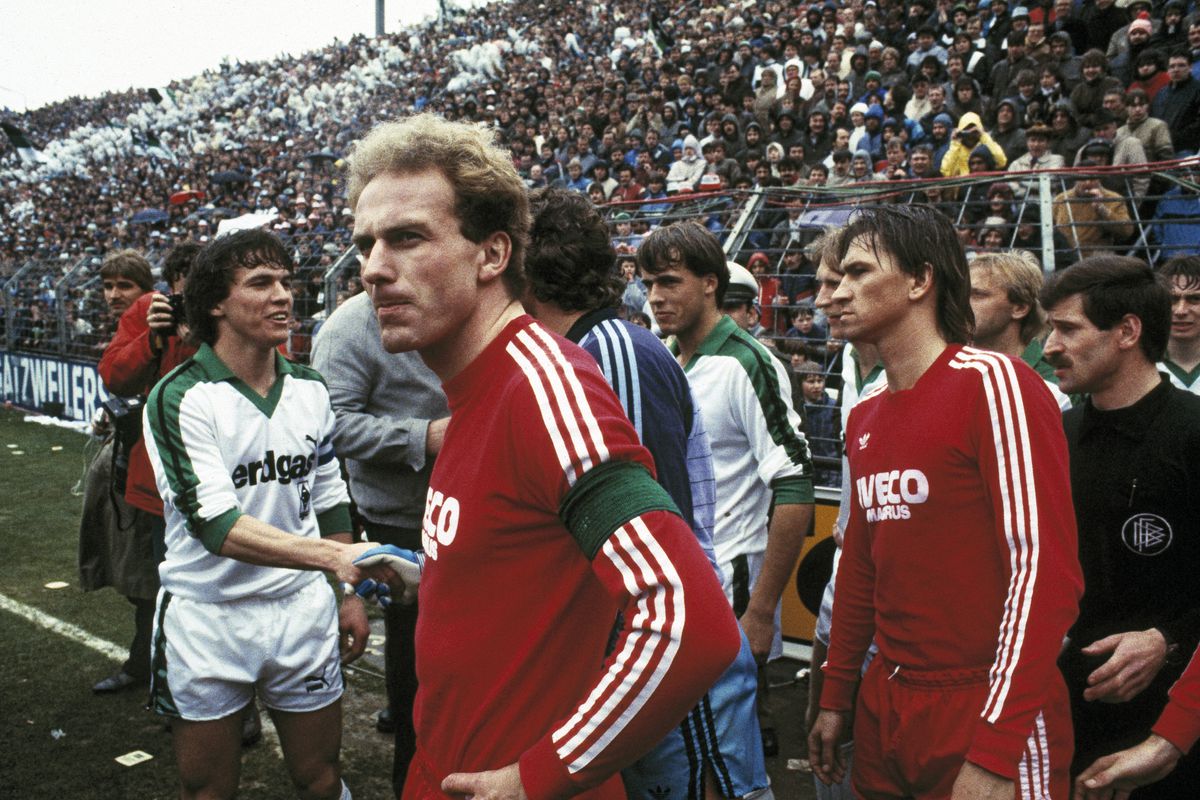 football, Bundesliga, 1983/1984, Stadium am Boekelberg, Borussia Moenchengladbach versus FC Bayern Munich 3:0, running-in of the teams, f.l.t.r. team leader Lothar Matthaeus (MG), team leader Karl-Hei
