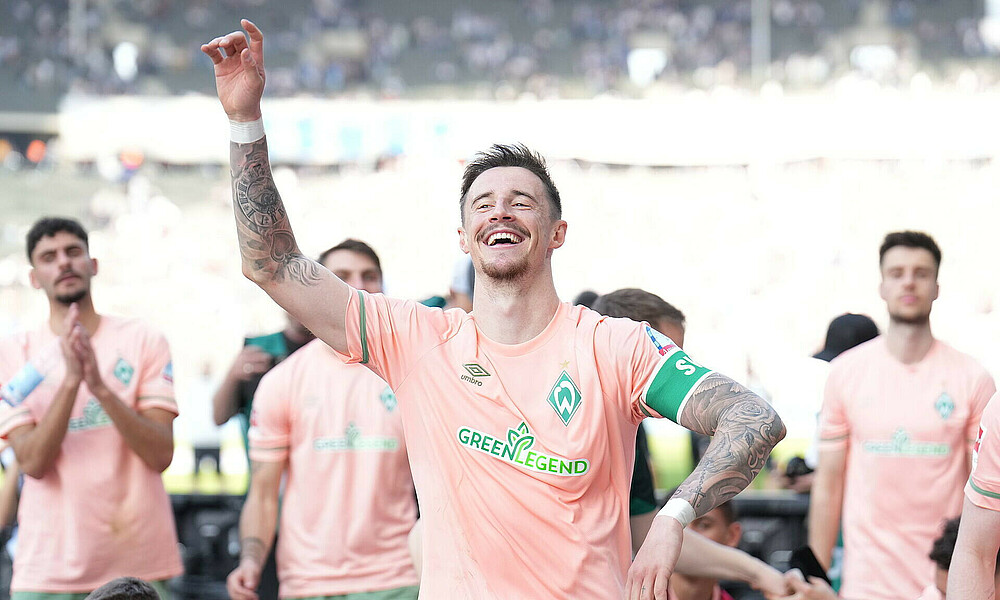 Marco Friedl dancing in front of the away block.