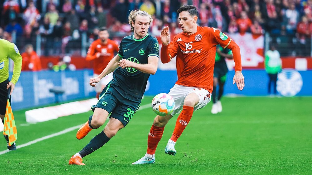 VfL-Wolfsburg-Spieler Patrick Wimmer im Zweikampf mit einem Gegenspieler.