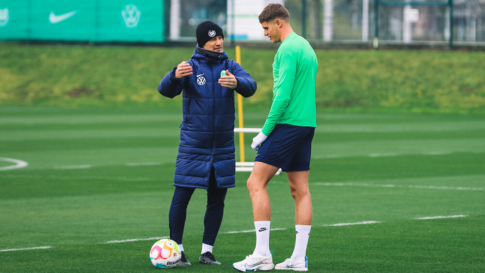 VfL-Wolfsburg-Trainer Niko Kovac im Gespräch mit Micky van de Ven.