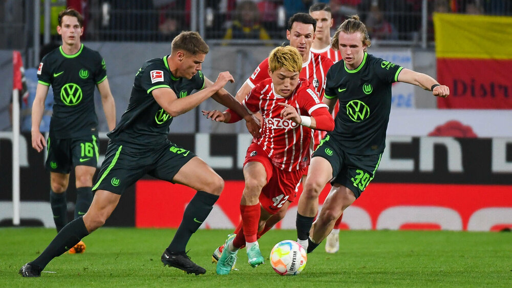 Der VfL-Wolfsburg-Spieler Micky Van de Ven im Zweikampf um den Ball.