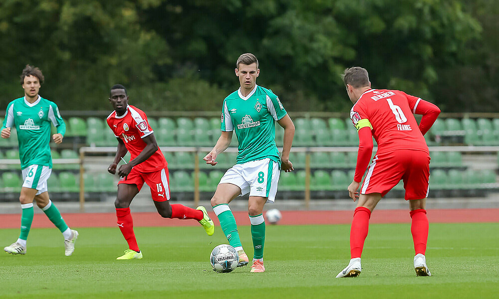 Yannik Engelhardt on the ball