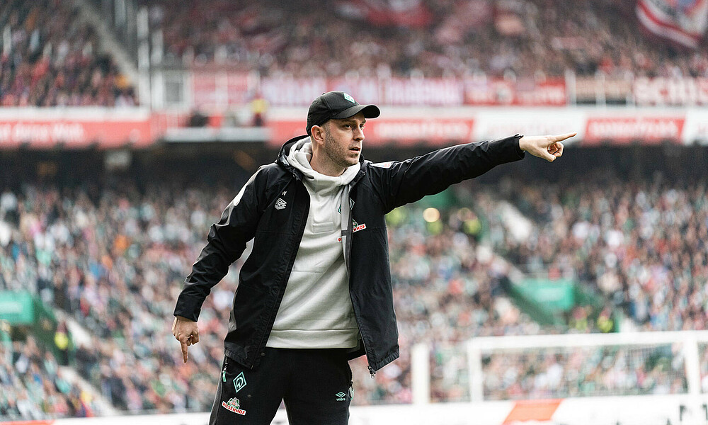 Cheftrainer Ole Werner in the technical area against Bayern.