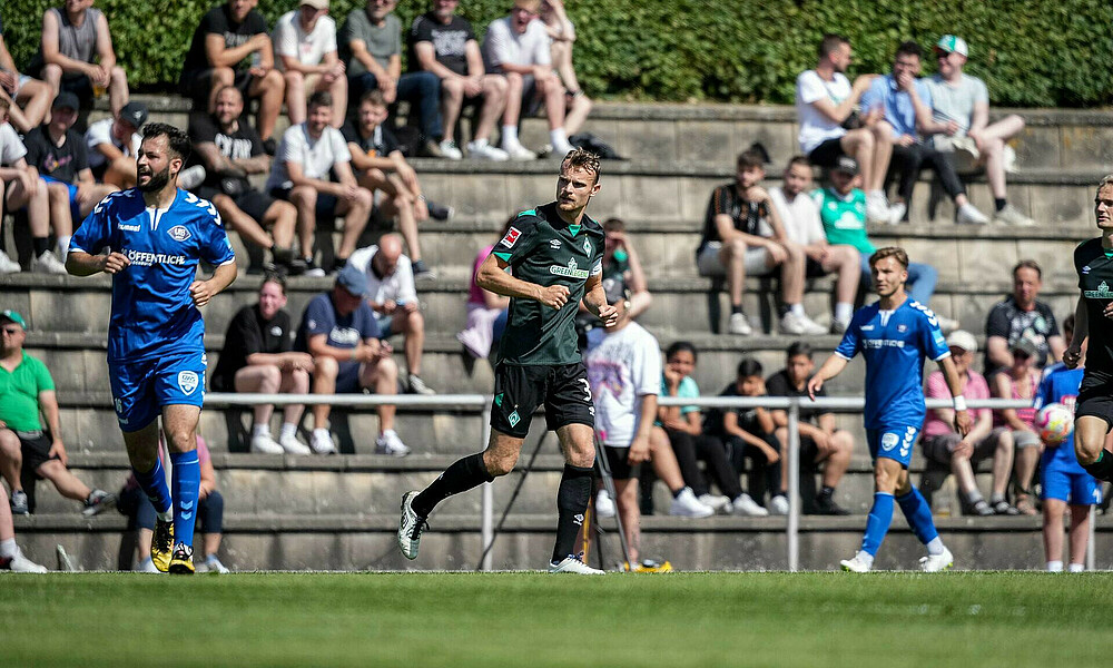 Christian Groß looking at the ball in the friendly match against VfB Oldenburg.