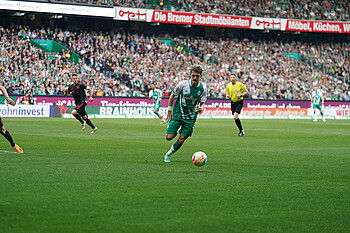 Jens Stage dribbling on the pitch.