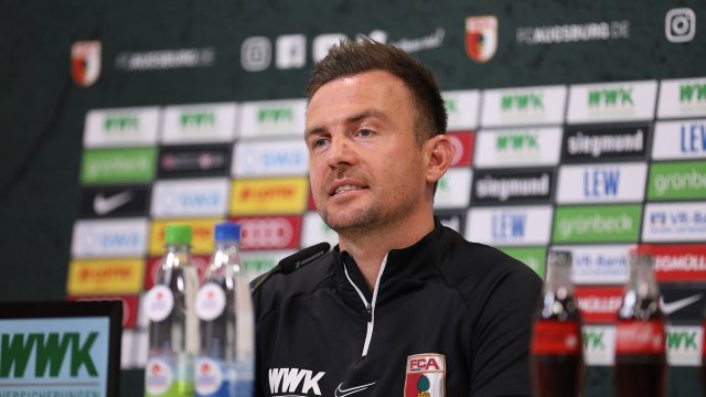 FCA-Trainer Enrico Maaßen auf der Pressekonferenz vor dem Auswärtsspiel bei Eintracht Frankfurt