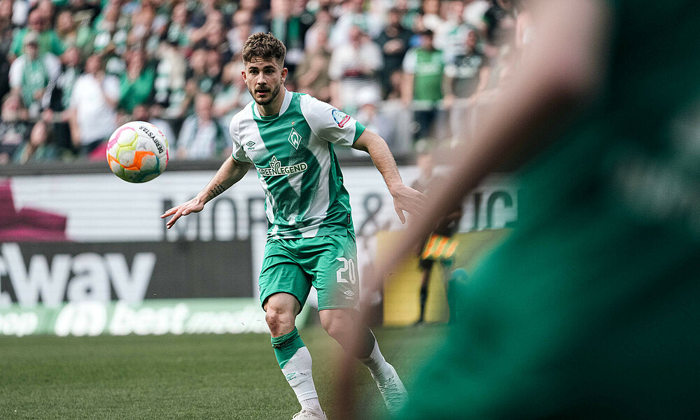 Romano Schmid with the ball at his feet.