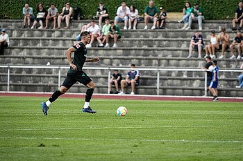 Niklas Stark running with the ball.