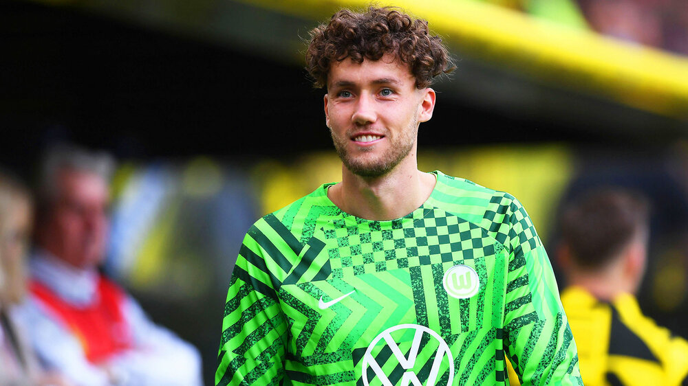 Der VfL-Wolfsburg-Spieler Luca Waldschmidt in Trainingskleidung beim Spiel gegen Dortmund.