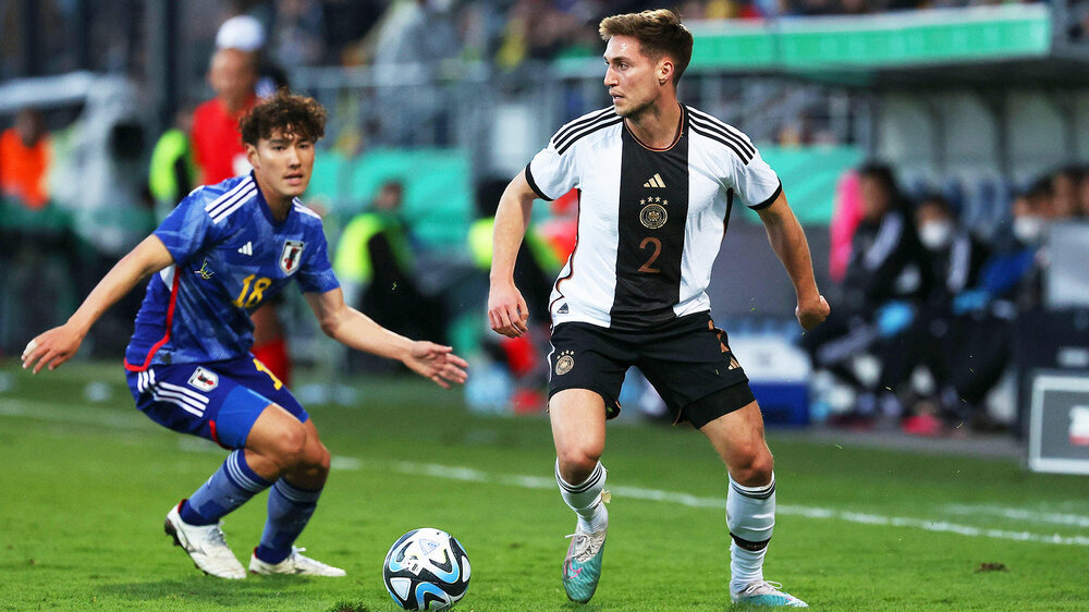 Kilian Fischer für die Nationalmannschaft am Ball.