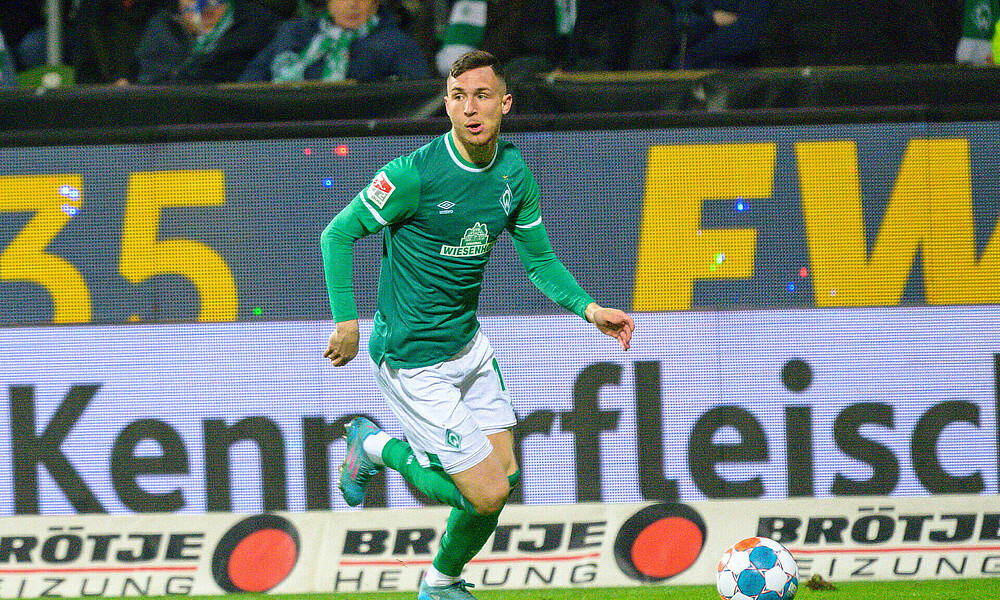 Schönfelder with the ball at his feet in a Werder shirt.