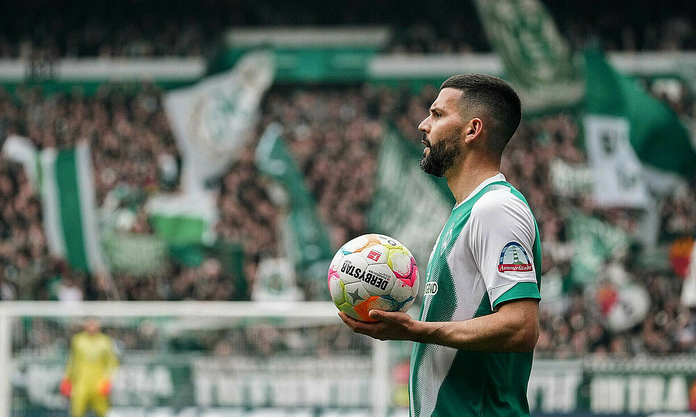 Antony Jung looking for a player with the ball in his hands about to take a throw in.