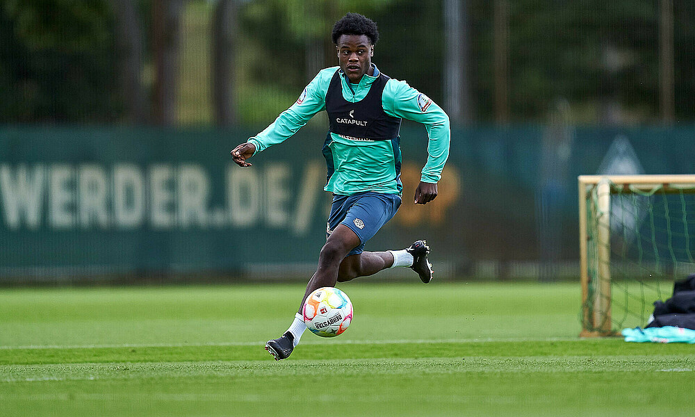 Abdenego Nankishi running in training with the ball at his feet.