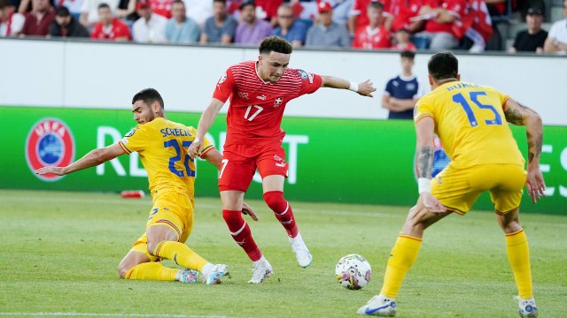 Ruben Vargas setzt sich im EM-Qualifikationsspiel der Schweiz gegen Rumänien im Zweikampf durch.