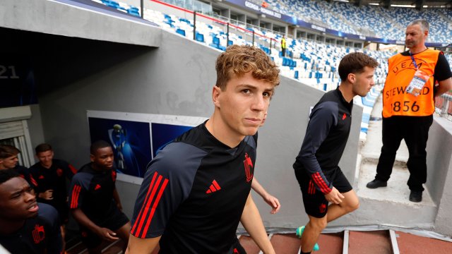 Arne Engels im Aufwärmshirt der belgischen U21-Nationalmannschaft