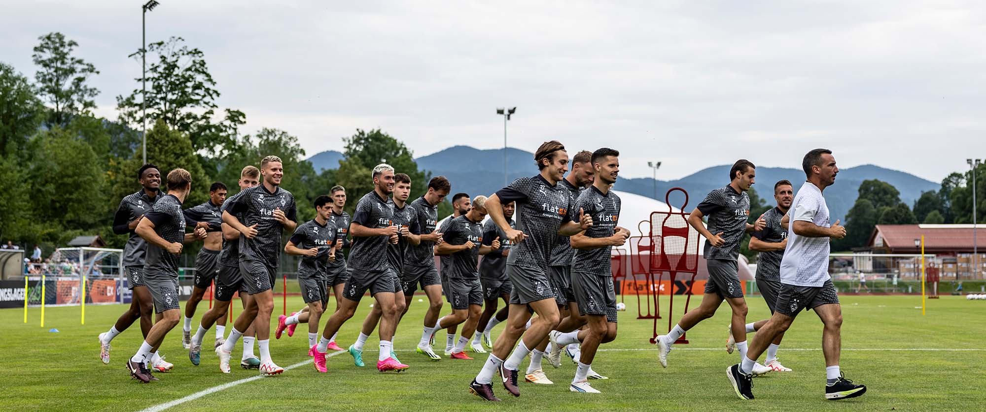 230723-trainingslager-tegernsee-sonntag-training-team-2000x835-1