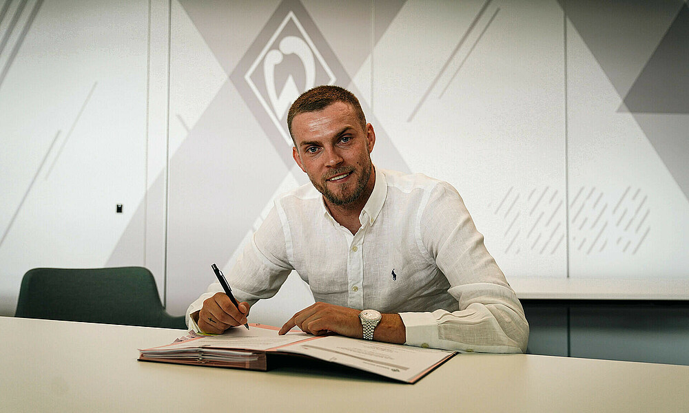 Marvin Ducksch signing his contract.