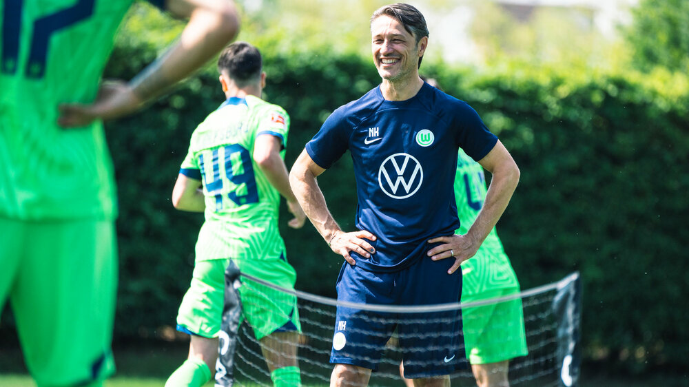 Cheftrainer Nico Kovac vom VfL Wolfsburg auf dem Trainingsplatz.