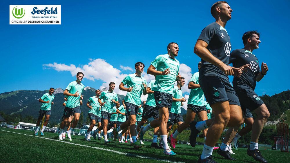 Die Spieler des VfL Wolfsburg bei einer Laufeinheit zu Beginn des Trainingslagers in Seefeld.